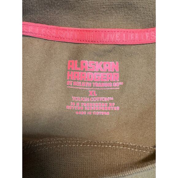 Alaskan Hardware by Duluth Trading company crop t shirt Size XL - Picture 4 of 6